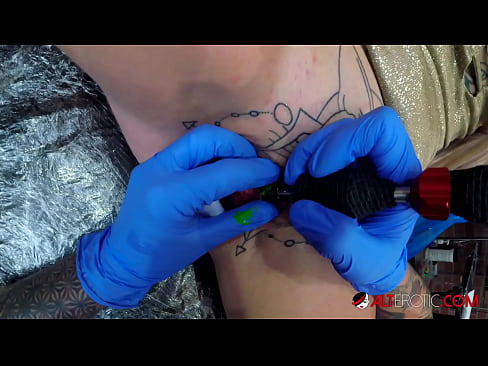 ❤️ Ekstremt tatoveret hottie Sully Savage fik en tatovering på sin klitoris ❤️❌ Porno fb at da.28films.ru ❌